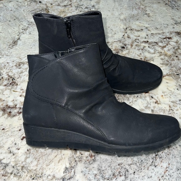 Cliffs by White Mountain Black Matte Terry Heeled Wedge Bootie Size 9.5M - Picture 2 of 12